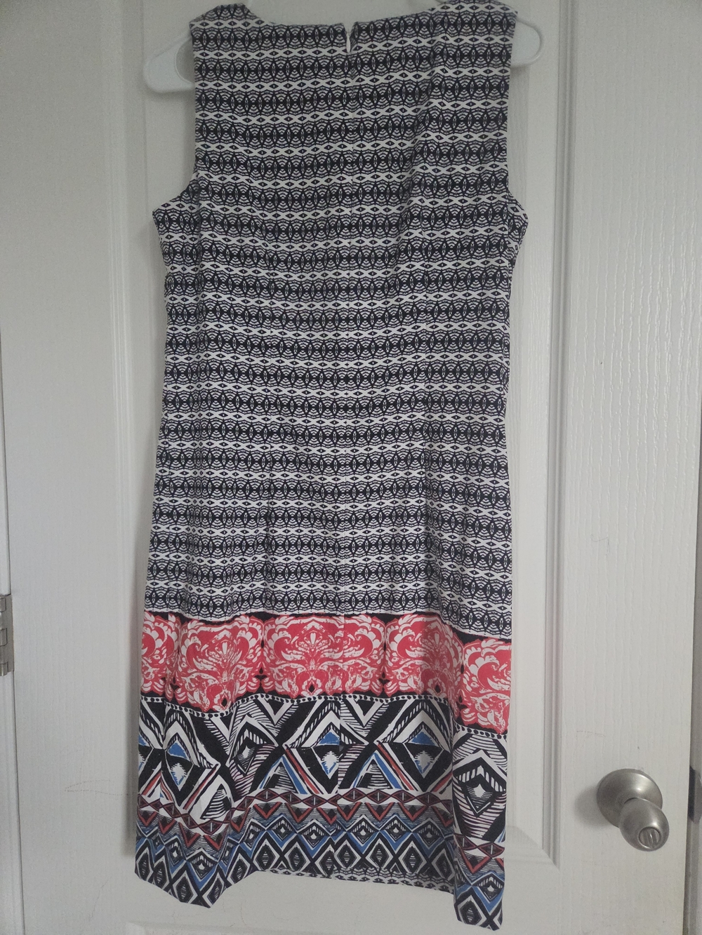 Sleeveless Black and Coral Patterned Shift Dress - Picture 9 of 9